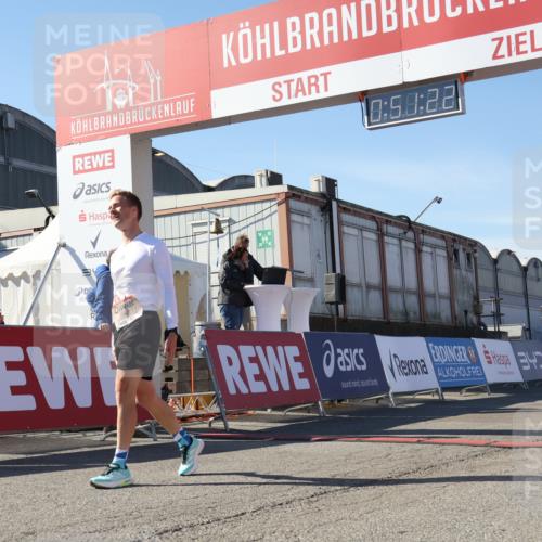 03.10.2025 - Köhlbrandbrückenlauf Luisa Fischer http://msf.ph/oto/9024338 03.10.2025 12:51:21 Ziel 6047 meine-sportfotos.de