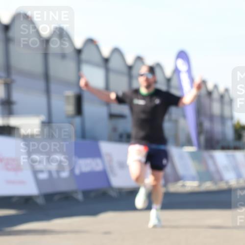 03.10.2025 - Köhlbrandbrückenlauf Luisa Fischer http://msf.ph/oto/9024346 03.10.2025 12:51:26 Ziel 6047, 6458 meine-sportfotos.de