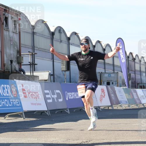 03.10.2025 - Köhlbrandbrückenlauf Luisa Fischer http://msf.ph/oto/9024351 03.10.2025 12:51:26 Ziel 6047, 6458 meine-sportfotos.de