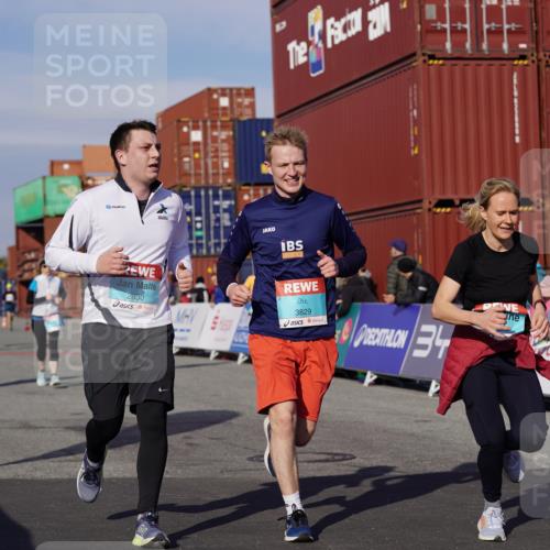 03.10.2025 - Köhlbrandbrückenlauf Michael Burmester http://msf.ph/oto/9024352 03.10.2025 10:26:53 Ziel 1935, 2586, 2774, 2930, 3044, 3232, 3241, 3242, 3364, 3367, 3703, 3829 meine-sportfotos.de