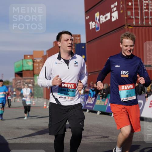 03.10.2025 - Köhlbrandbrückenlauf Michael Burmester http://msf.ph/oto/9024354 03.10.2025 10:26:54 Ziel 1935, 2774, 2930, 3044, 3232, 3241, 3242, 3364, 3367, 3703, 3829 meine-sportfotos.de