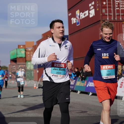 03.10.2025 - Köhlbrandbrückenlauf Michael Burmester http://msf.ph/oto/9024361 03.10.2025 10:26:54 Ziel 1935, 2774, 2930, 3044, 3232, 3241, 3242, 3364, 3367, 3703, 3829 meine-sportfotos.de
