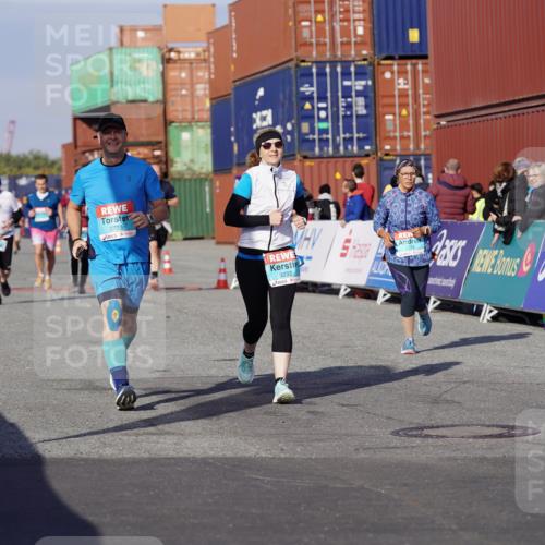 03.10.2025 - Köhlbrandbrückenlauf Michael Burmester http://msf.ph/oto/9024368 03.10.2025 10:26:56 Ziel 1930, 2693, 2774, 2930, 3232, 3364, 3367, 3703, 3829 meine-sportfotos.de