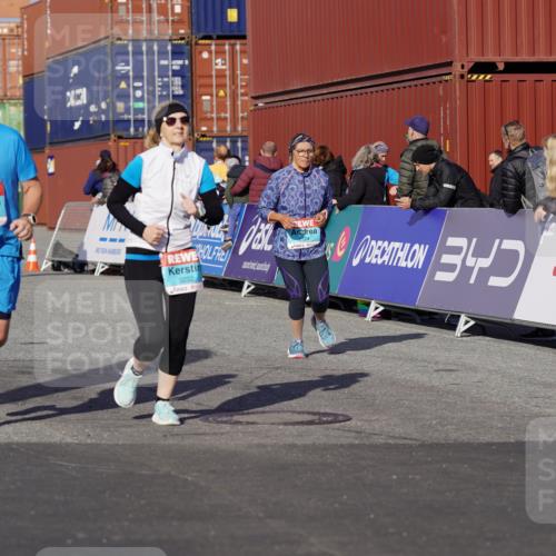 03.10.2025 - Köhlbrandbrückenlauf Michael Burmester http://msf.ph/oto/9024381 03.10.2025 10:26:57 Ziel 1930, 2693, 2774, 2930, 3052, 3232, 3364, 3367, 3703, 3745, 3829 meine-sportfotos.de