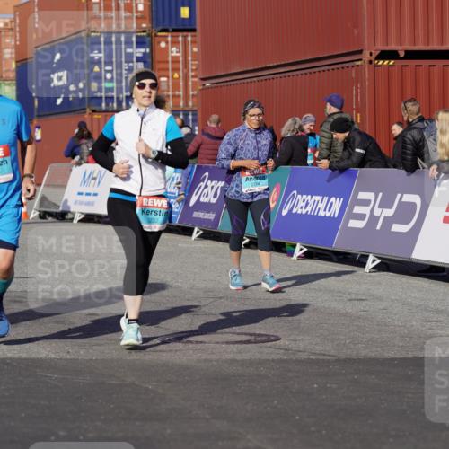 03.10.2025 - Köhlbrandbrückenlauf Michael Burmester http://msf.ph/oto/9024387 03.10.2025 10:26:57 Ziel 1930, 2693, 2774, 2930, 3052, 3232, 3364, 3367, 3703, 3745, 3829 meine-sportfotos.de