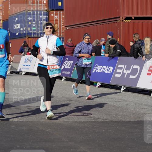 03.10.2025 - Köhlbrandbrückenlauf Michael Burmester http://msf.ph/oto/9024396 03.10.2025 10:26:57 Ziel 1930, 2693, 2774, 2930, 3052, 3232, 3364, 3367, 3703, 3745, 3829 meine-sportfotos.de