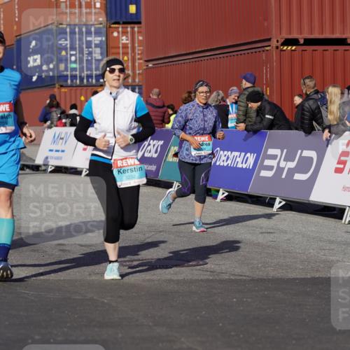 03.10.2025 - Köhlbrandbrückenlauf Michael Burmester http://msf.ph/oto/9024406 03.10.2025 10:26:57 Ziel 1930, 2693, 2774, 2930, 3052, 3232, 3364, 3367, 3703, 3745, 3829 meine-sportfotos.de