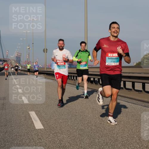 03.10.2025 - Köhlbrandbrückenlauf Fabian Wolf http://msf.ph/oto/9024408 03.10.2025 09:40:31 Position 3 2705, 2792, 3618, 270, 7 meine-sportfotos.de