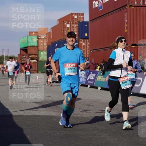 03.10.2025 - Köhlbrandbrückenlauf Michael Burmester http://msf.ph/oto/9024412 03.10.2025 10:26:58 Ziel 1930, 2115, 2693, 2774, 3052, 3232, 3364, 3367, 3703, 3745 meine-sportfotos.de