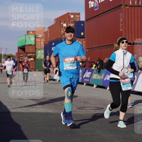03.10.2025 - Köhlbrandbrückenlauf Michael Burmester http://msf.ph/oto/9024417 03.10.2025 10:26:58 Ziel 1930, 2115, 2693, 2774, 3052, 3232, 3364, 3367, 3703, 3745 meine-sportfotos.de