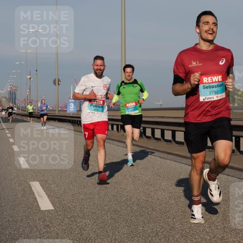 03.10.2025 - Köhlbrandbrückenlauf Fabian Wolf http://msf.ph/oto/9024423 03.10.2025 09:40:32 Position 3 3, 3618, 2792 meine-sportfotos.de