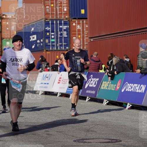 03.10.2025 - Köhlbrandbrückenlauf Michael Burmester http://msf.ph/oto/9024454 03.10.2025 10:27:02 Ziel 1930, 2115, 2693, 2774, 3052, 3232, 3745 meine-sportfotos.de
