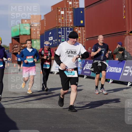 03.10.2025 - Köhlbrandbrückenlauf Michael Burmester http://msf.ph/oto/9024471 03.10.2025 10:27:03 Ziel 1930, 2115, 2693, 2774, 3052, 3132, 3745 meine-sportfotos.de