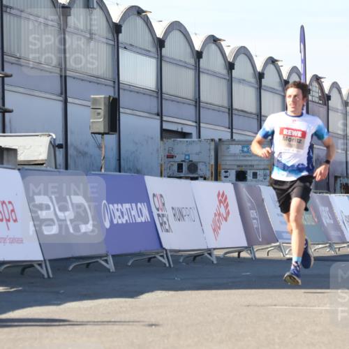 03.10.2025 - Köhlbrandbrückenlauf Luisa Fischer http://msf.ph/oto/9024495 03.10.2025 12:52:15 Ziel 4301 meine-sportfotos.de