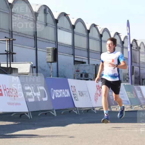 03.10.2025 - Köhlbrandbrückenlauf Luisa Fischer http://msf.ph/oto/9024499 03.10.2025 12:52:16 Ziel 4301 meine-sportfotos.de