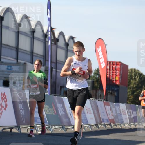 03.10.2025 - Köhlbrandbrückenlauf Luisa Fischer http://msf.ph/oto/9024531 03.10.2025 12:52:31 Ziel 6087, 6625 meine-sportfotos.de
