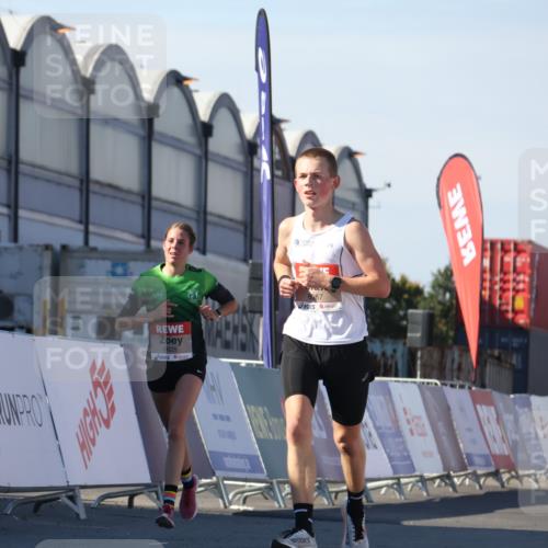 03.10.2025 - Köhlbrandbrückenlauf Luisa Fischer http://msf.ph/oto/9024535 03.10.2025 12:52:32 Ziel 6087, 6625 meine-sportfotos.de