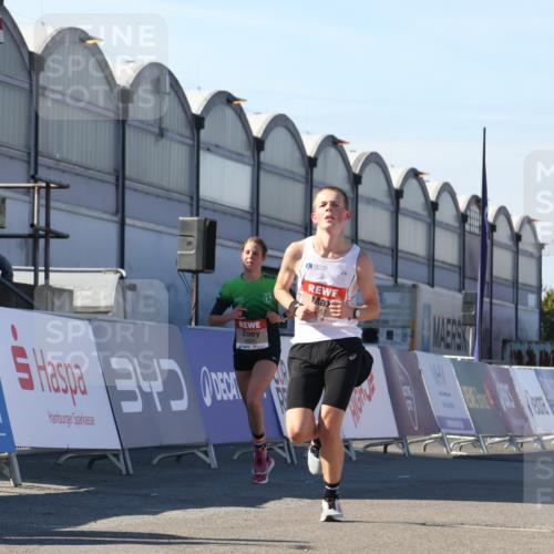 03.10.2025 - Köhlbrandbrückenlauf Luisa Fischer http://msf.ph/oto/9024554 03.10.2025 12:52:33 Ziel 6087, 6625 meine-sportfotos.de