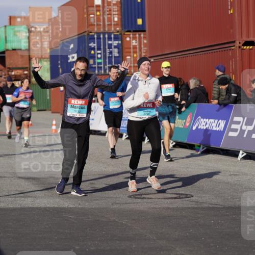 03.10.2025 - Köhlbrandbrückenlauf Michael Burmester http://msf.ph/oto/9024556 03.10.2025 10:27:11 Ziel 1539, 1926, 1929, 2101, 2451, 2562, 2935, 3132, 3746 meine-sportfotos.de