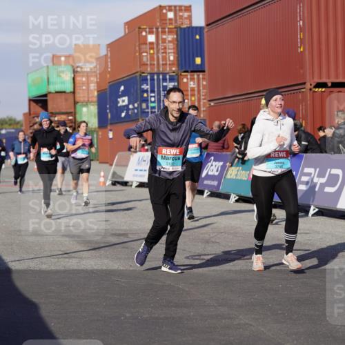 03.10.2025 - Köhlbrandbrückenlauf Michael Burmester http://msf.ph/oto/9024572 03.10.2025 10:27:12 Ziel 1539, 1926, 1929, 2101, 2451, 2562, 2935, 3132, 3746 meine-sportfotos.de