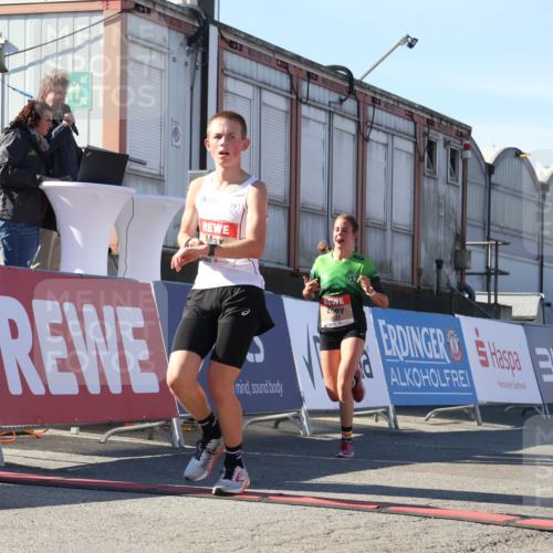 03.10.2025 - Köhlbrandbrückenlauf Luisa Fischer http://msf.ph/oto/9024583 03.10.2025 12:52:35 Ziel 4019, 6087, 6625 meine-sportfotos.de