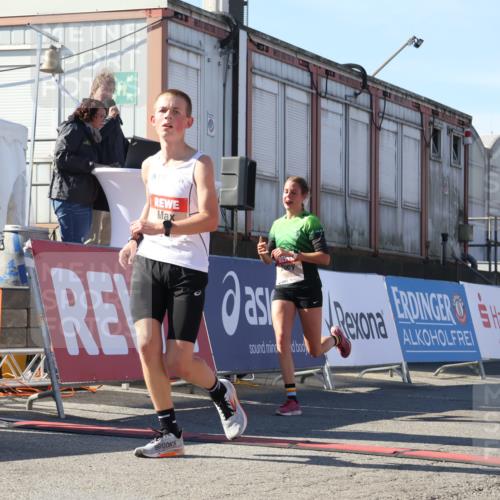03.10.2025 - Köhlbrandbrückenlauf Luisa Fischer http://msf.ph/oto/9024587 03.10.2025 12:52:36 Ziel 4013, 4019, 6087, 6625 meine-sportfotos.de