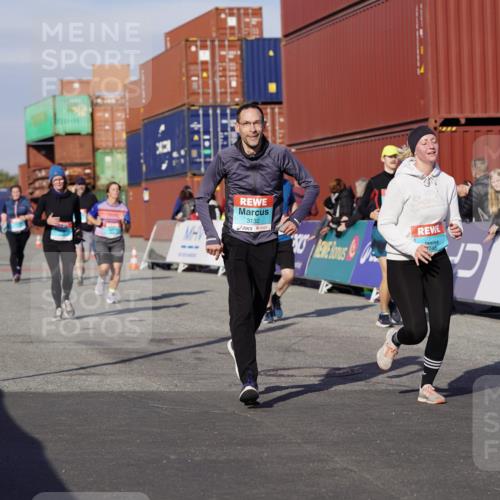 03.10.2025 - Köhlbrandbrückenlauf Michael Burmester http://msf.ph/oto/9024588 03.10.2025 10:27:12 Ziel 1539, 1926, 1929, 2101, 2451, 2562, 2935, 3132, 3746 meine-sportfotos.de