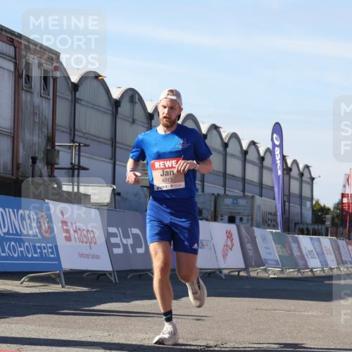 03.10.2025 - Köhlbrandbrückenlauf Luisa Fischer http://msf.ph/oto/9024606 03.10.2025 12:52:41 Ziel 4013, 4019, 6087, 6625 meine-sportfotos.de