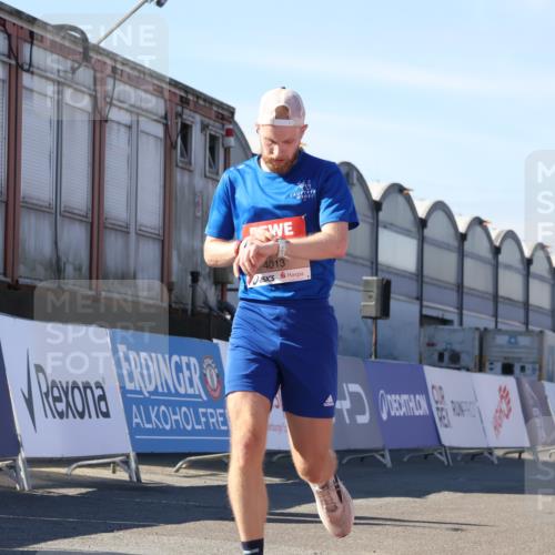 03.10.2025 - Köhlbrandbrückenlauf Luisa Fischer http://msf.ph/oto/9024614 03.10.2025 12:52:41 Ziel 4013, 4019, 6087, 6625 meine-sportfotos.de