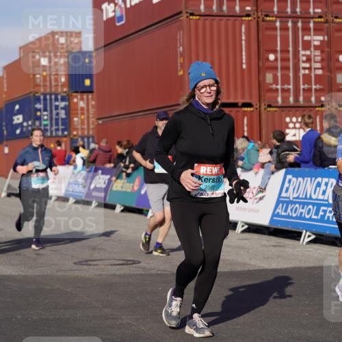 03.10.2025 - Köhlbrandbrückenlauf Michael Burmester http://msf.ph/oto/9024642 03.10.2025 10:27:17 Ziel 1539, 1926, 1929, 2101, 2136, 2451, 2562, 2935, 3746 meine-sportfotos.de