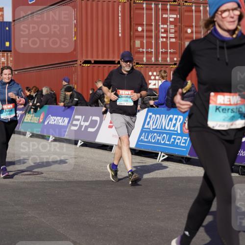 03.10.2025 - Köhlbrandbrückenlauf Michael Burmester http://msf.ph/oto/9024650 03.10.2025 10:27:18 Ziel 1539, 1926, 1929, 2101, 2136, 2451, 2562, 2935 meine-sportfotos.de
