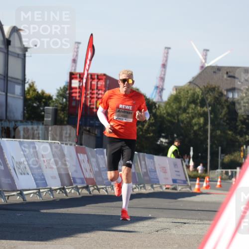 03.10.2025 - Köhlbrandbrückenlauf Luisa Fischer http://msf.ph/oto/9024651 03.10.2025 12:52:54 Ziel 4034, 4040 meine-sportfotos.de