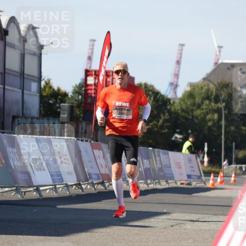 03.10.2025 - Köhlbrandbrückenlauf Luisa Fischer http://msf.ph/oto/9024654 03.10.2025 12:52:55 Ziel 4034, 4040 meine-sportfotos.de