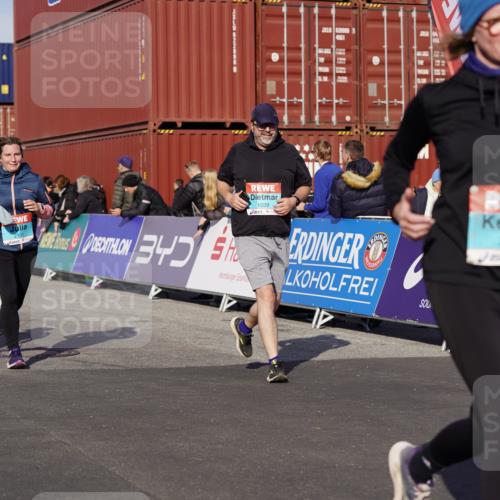 03.10.2025 - Köhlbrandbrückenlauf Michael Burmester http://msf.ph/oto/9024657 03.10.2025 10:27:18 Ziel 1539, 1926, 1929, 2101, 2136, 2451, 2562, 2935 meine-sportfotos.de