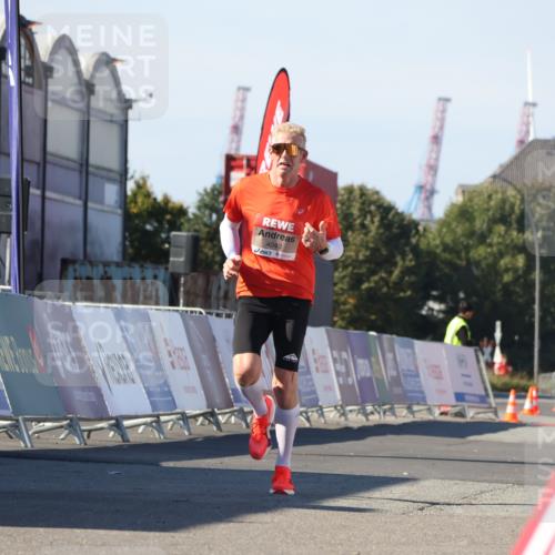 03.10.2025 - Köhlbrandbrückenlauf Luisa Fischer http://msf.ph/oto/9024659 03.10.2025 12:52:55 Ziel 4034, 4040 meine-sportfotos.de
