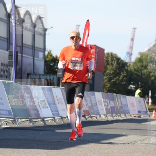 03.10.2025 - Köhlbrandbrückenlauf Luisa Fischer http://msf.ph/oto/9024665 03.10.2025 12:52:55 Ziel 4034, 4040 meine-sportfotos.de