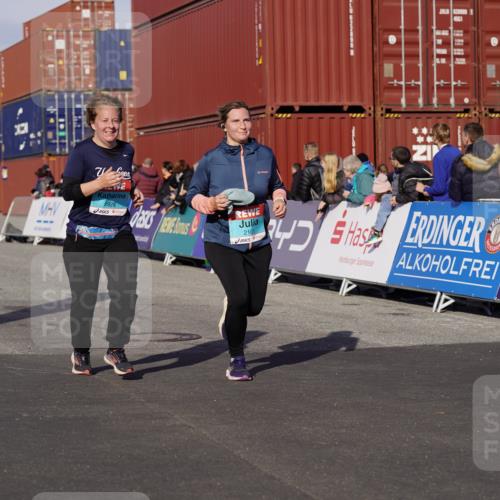 03.10.2025 - Köhlbrandbrückenlauf Michael Burmester http://msf.ph/oto/9024668 03.10.2025 10:27:19 Ziel 1926, 1929, 2101, 2136, 2935, 3230 meine-sportfotos.de
