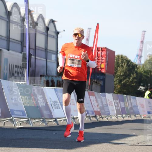 03.10.2025 - Köhlbrandbrückenlauf Luisa Fischer http://msf.ph/oto/9024670 03.10.2025 12:52:56 Ziel 4034, 4040 meine-sportfotos.de