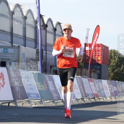 03.10.2025 - Köhlbrandbrückenlauf Luisa Fischer http://msf.ph/oto/9024676 03.10.2025 12:52:56 Ziel 4034, 4040 meine-sportfotos.de
