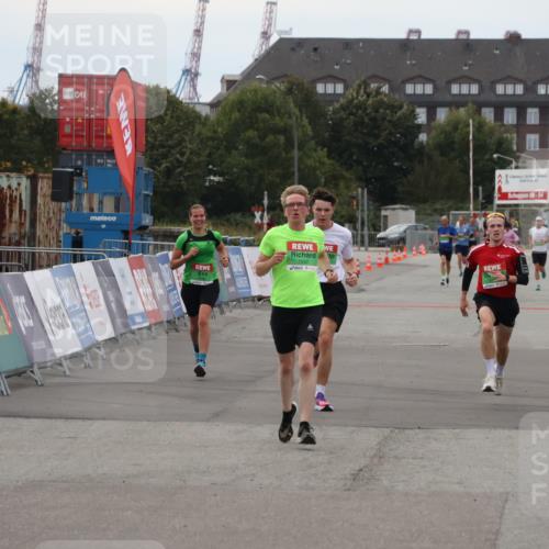 03.10.2025 - Köhlbrandbrückenlauf Julia Fischer http://msf.ph/oto/9024677 03.10.2025 15:56:34 Ziel 7092, 7166, 9182 meine-sportfotos.de