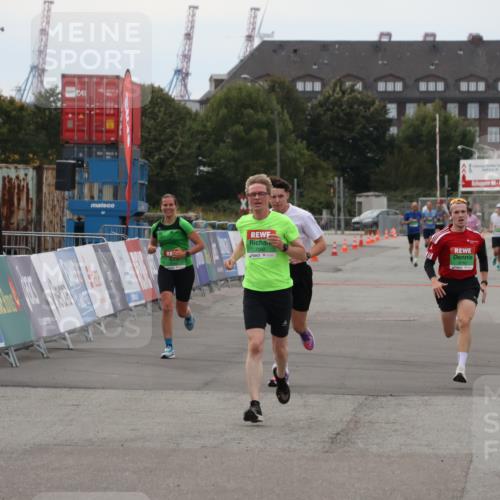 03.10.2025 - Köhlbrandbrückenlauf Julia Fischer http://msf.ph/oto/9024680 03.10.2025 15:56:34 Ziel 7092, 7166, 9182 meine-sportfotos.de