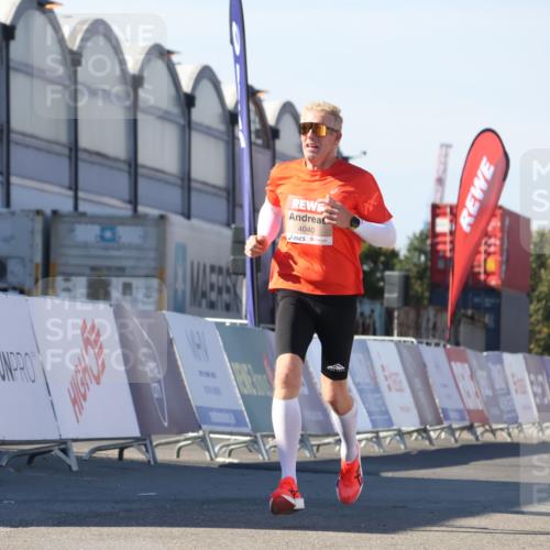 03.10.2025 - Köhlbrandbrückenlauf Luisa Fischer http://msf.ph/oto/9024682 03.10.2025 12:52:56 Ziel 4034, 4040 meine-sportfotos.de