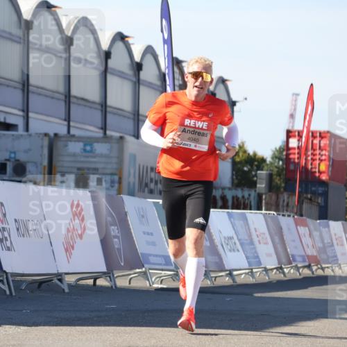 03.10.2025 - Köhlbrandbrückenlauf Luisa Fischer http://msf.ph/oto/9024687 03.10.2025 12:52:57 Ziel 4034, 4040 meine-sportfotos.de