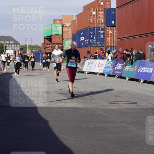 03.10.2025 - Köhlbrandbrückenlauf Michael Burmester http://msf.ph/oto/9024690 03.10.2025 10:27:22 Ziel 1914, 1926, 1929, 2101, 2136, 3230 meine-sportfotos.de