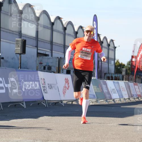 03.10.2025 - Köhlbrandbrückenlauf Luisa Fischer http://msf.ph/oto/9024694 03.10.2025 12:52:57 Ziel 4034, 4040 meine-sportfotos.de