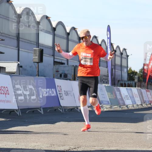 03.10.2025 - Köhlbrandbrückenlauf Luisa Fischer http://msf.ph/oto/9024696 03.10.2025 12:52:58 Ziel 4034, 4040 meine-sportfotos.de