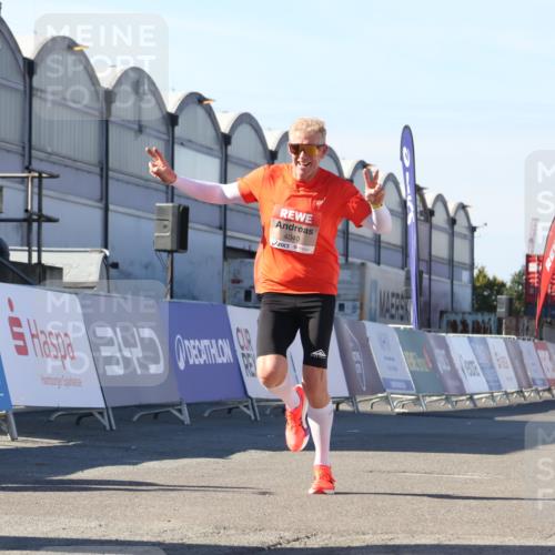 03.10.2025 - Köhlbrandbrückenlauf Luisa Fischer http://msf.ph/oto/9024701 03.10.2025 12:52:58 Ziel 4034, 4040 meine-sportfotos.de