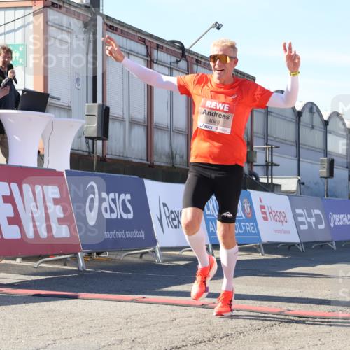 03.10.2025 - Köhlbrandbrückenlauf Luisa Fischer http://msf.ph/oto/9024715 03.10.2025 12:52:59 Ziel 4034, 4040 meine-sportfotos.de