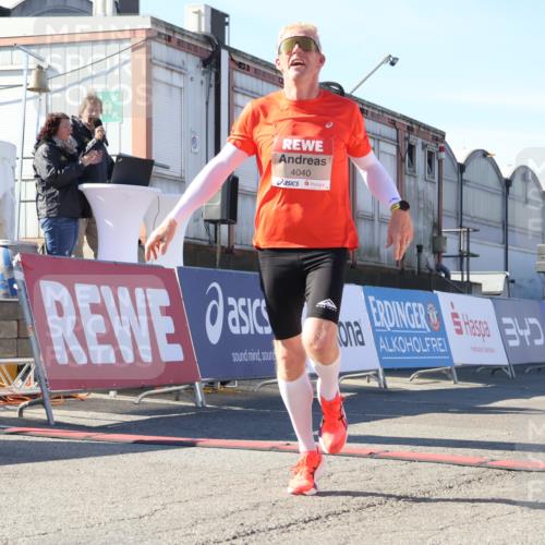 03.10.2025 - Köhlbrandbrückenlauf Luisa Fischer http://msf.ph/oto/9024718 03.10.2025 12:53:00 Ziel 4034, 4040 meine-sportfotos.de