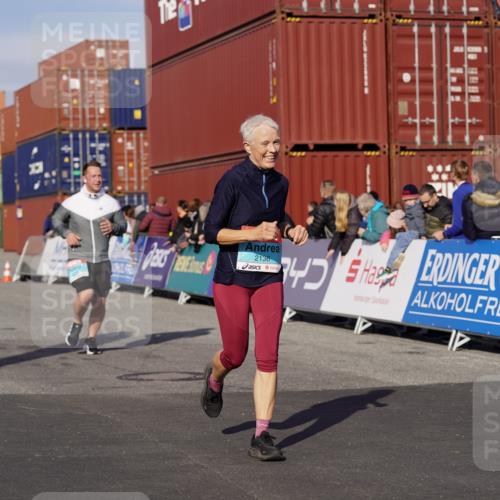 03.10.2025 - Köhlbrandbrückenlauf Michael Burmester http://msf.ph/oto/9024726 03.10.2025 10:27:24 Ziel 1914, 2136, 2192, 2352, 3230 meine-sportfotos.de
